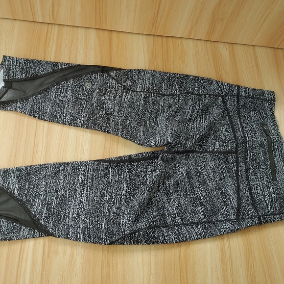 Lululemon Pace Perfect Crop Air Time White Black Women Size 6 - Picture 3 of 8